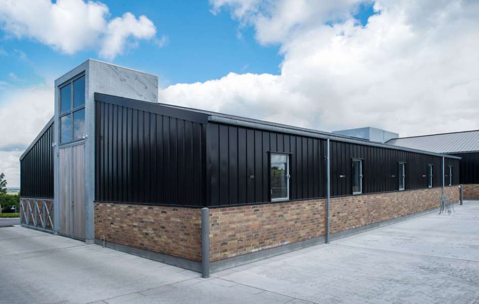 Elegant beklædning af tag og facade, Nibevej 225, Frejlev, Aalborg,